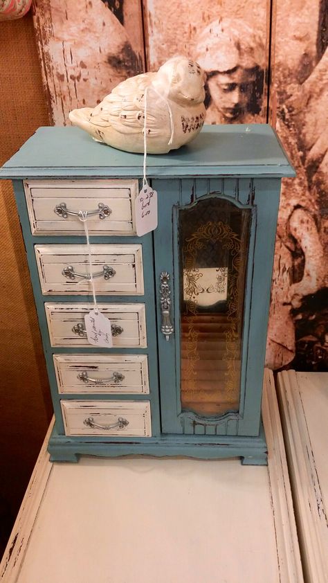 love thrift store jewerly boxes, annie sloan makeover in provence Jewelry Armoire Diy, Jewerly Box Diy, Diy Jewelry Box, Box Makeover, Jewelry Box Makeover, Thrift Store Diy, Painted Jewelry Boxes, Jewerly Boxes, Jewelry Box Diy