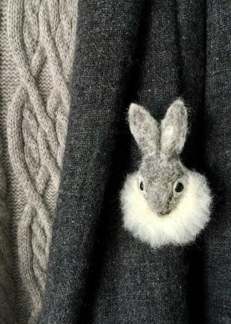 Felting Rabbit, Felt Animal Heads, Bunny Brooch, Felt Animal Pattern, Felted Bunny, Needle Felted Cat, Wool Animals, Needle Felting Tutorials, Felt Bunny