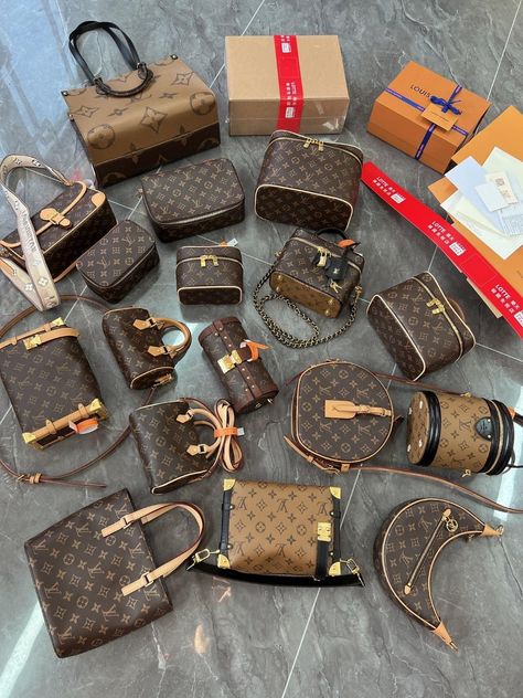 Louis Vuitton Luggage Set, Crossbody Bag Outfit, Cheap Louis Vuitton Handbags, Multi Colored Bag, Cute Luggage, My Style Bags, Luxury Bags Collection, Bag Clothes, Handbag Storage