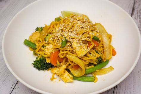 Singapore Noodles - The Lady Shake Chicken Tikka Curry, Singapore Noodles Recipe, Slow Cook Beef Stew, Singapore Noodles, Sides Recipes, Raw Chicken Breast, Healthy Mummy, Slow Cooked Beef, Noodles Recipe