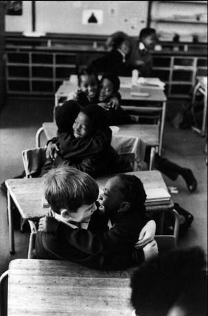 Living Apart : South Africa Under Apartheid. A newly de-segregated school in South Africa by Ian Berry Ian Berry, Today Pictures, History Photos, Magnum Photos, Nelson Mandela, African History, African American History, Black Kids, World History