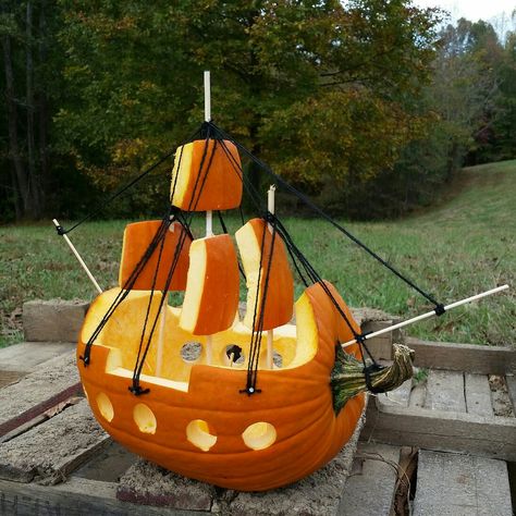 Pirate ship pumpkin. Used dowel rod, skewer sticks, twine, nails, and 1 in drill bit for the circle windows. Pumkin Decoration, Cute Pumpkin Carving, Skewer Sticks, Pumpkin Carving Contest, Creative Pumpkin Carving, Mascaras Halloween, Pumpkin Contest, Halloween Pumpkin Designs, Creative Pumpkins