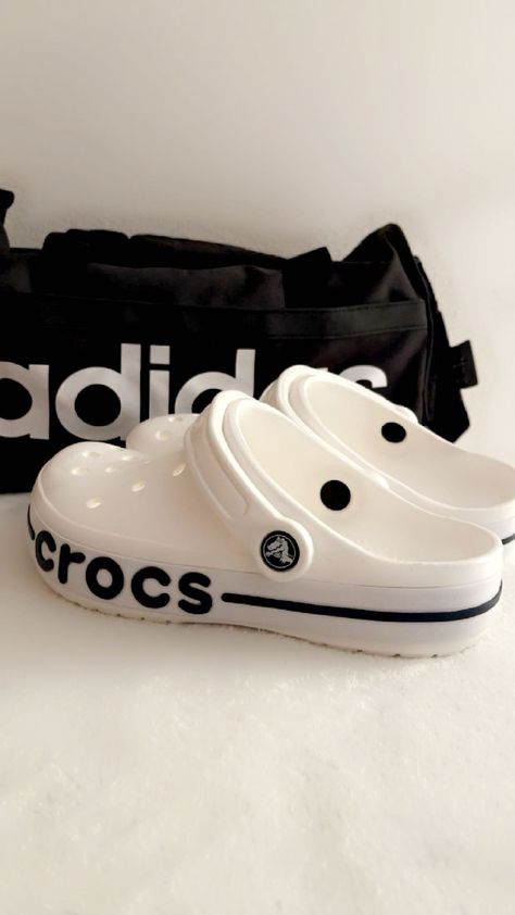 Crocs Aesthetic Outfit, Crocs Outfit Men, Crocs With Charms, Crocs Fashion, All Nike Shoes, Shoe Wishlist, Girly Shoes, Girl Fits, Swag Shoes