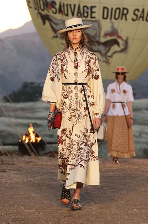 With Wilderness as Far as the Eye Can See as a Backdrop Set, the Dior Cruise 2018 Collection by Maria Grazia Chiuri Took to the Runway Against a Scenic Sunset and Mountain View on the Desert of California's Santa Monica Mountains Thus appears to le in the Lascaux frieze, Mother fantastically disgui... Dior Cruise, Cruise Collection, Mode Boho, Maria Grazia Chiuri, Inspiration Mode, Womens Fashion Trends, Santa Monica, Latest Fashion For Women, Moda Fashion