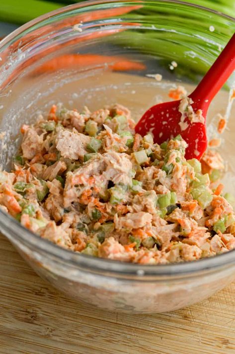 Mixing spicy tuna salad. Spicy Tuna Recipe, Spicy Tuna Salad, Healthy Food Habits, Healthy Food Menu, Tuna Salad Recipe, Spicy Tuna, Tuna Recipes, Healthy Diet Recipes, Tuna Salad