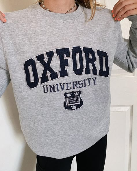 ★ 𝚏𝚞𝚗𝚔𝚢𝚢 𝚝𝚑𝚛𝚒𝚏𝚝 𝚏𝚒𝚗𝚍𝚜 ★ on Instagram: “🔺 SOLD 🔺 the BEST oxford university crewneck!!! 🤩 -I LOVE IT SM -fr might keep this; I am obsessed -!!! ACTUALLY FROM OXFORD UNIVERSITY…” Oxford University England, Harvard Hoodie, Oxfords Outfit, Oxford College, College Vision Board, University Crewneck, University Girl, University Outfit, Dream College