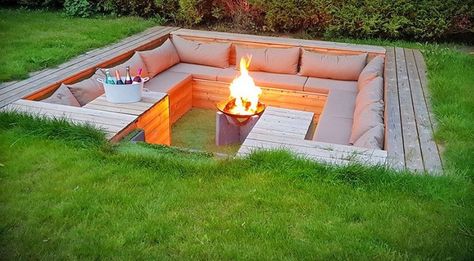 Sunken fire pits are the hottest new way to have a bonfire in the backyard! Design Per Patio, Sunken Fire Pits, Fireplace Garden, Backyard Seating, House Modern, Outdoor Gardens Design, Backyard Fire, Fire Pit Backyard, Modern Flower