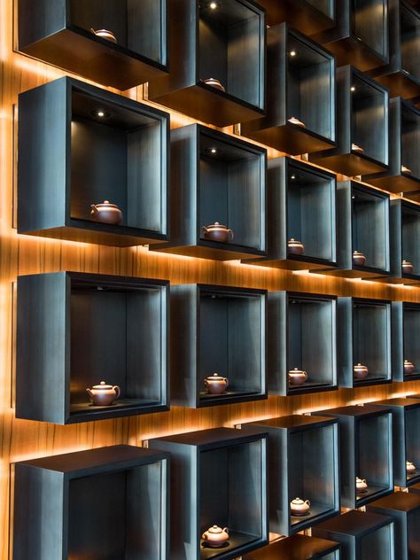 Luxury Floating Shelves, Modern Showroom Design, Luxury Retail Store Interior Design, Shop Shelves Design, China Wall Display, Retail Wall Display Ideas, Display Wall Design, Restaurant Shelving, Interior Shop Display