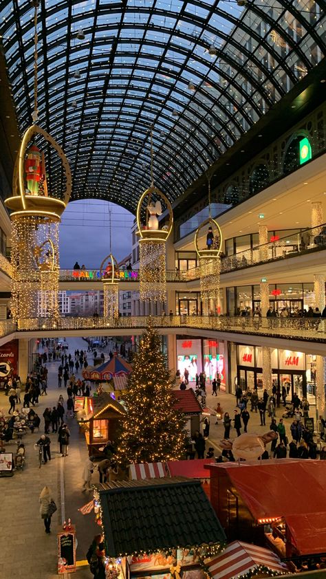 Mall During Christmas, Mall Of America Christmas, Mall At Christmas, Mall Astethic Pic, Malls Aesthetics, Shopping Asthetics, Christmas Mall Aesthetic, Christmas Shopping Aesthetic, Shopping Mall Aesthetic