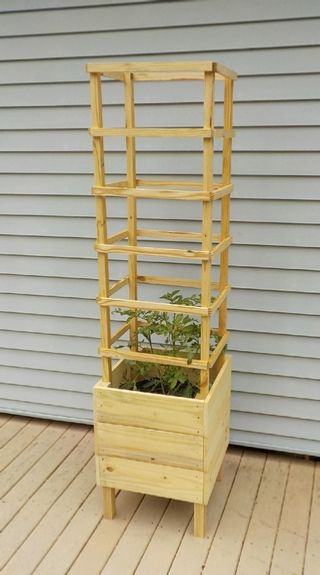 Deck tomato planter plans Strawberry Planters Diy, Pyramid Planter, Downloadable Woodworking Plans, Tomato Planter, Building A Trellis, Diy Wood Plans, Planter Trellis, Diy Projects Plans, Strawberry Planters