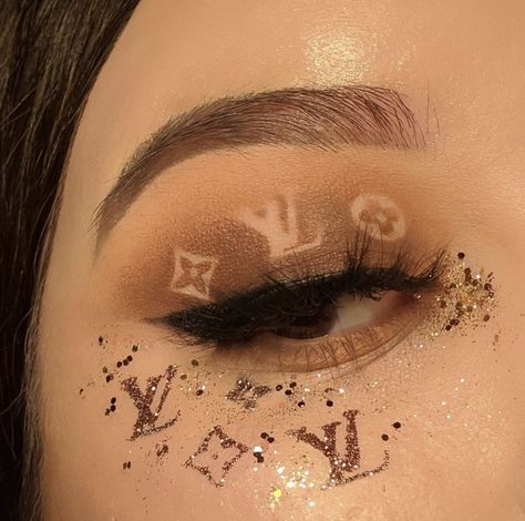 Glitter and bronze eyeshadow with louis vuitton symbols Louis Vuitton Makeup, Louis Vuitton Inspired, Gucci Makeup, Bronze Eyeshadow, Eye Makeup Designs, Inspired Makeup, Fancy Makeup, Makeup Designs, Mehendi Designs