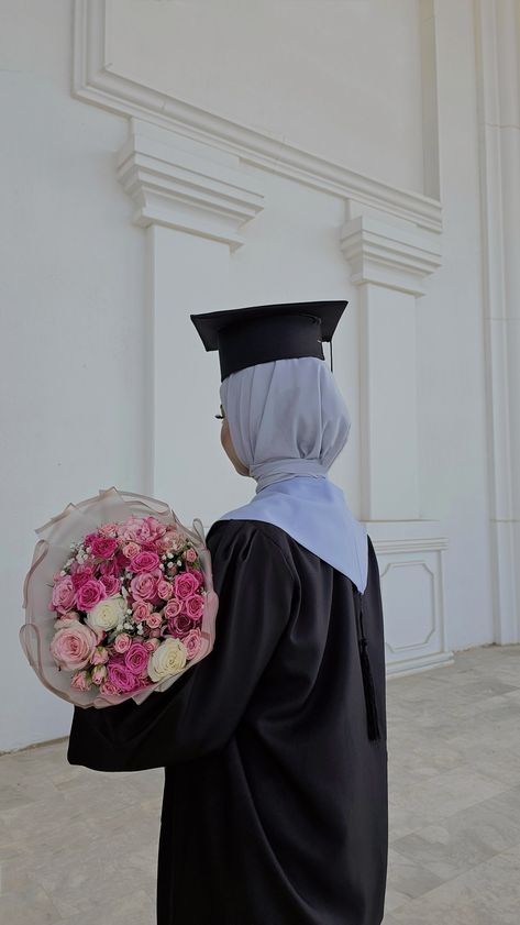 2025 Graduation Pictures, Hijabi Graduation Pictures, 2025 Graduation Ideas, Hijabi Graduation, Pre Convo, Hijab Graduation, Graduation Outfits For Women, Grad Picture Ideas, Graduation Pic Ideas