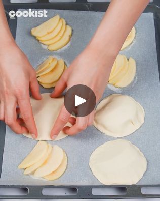 Mini Apple Tart Tatin, Mini Puff Pastry Appetizers, Apples And Puff Pastry, Apple Tart Puff Pastry, Mini Apple Tarts, Puff Pastry Snacks, Tart Tatin, Puff Pastry Recipes Dessert, Easy Homemade Soups