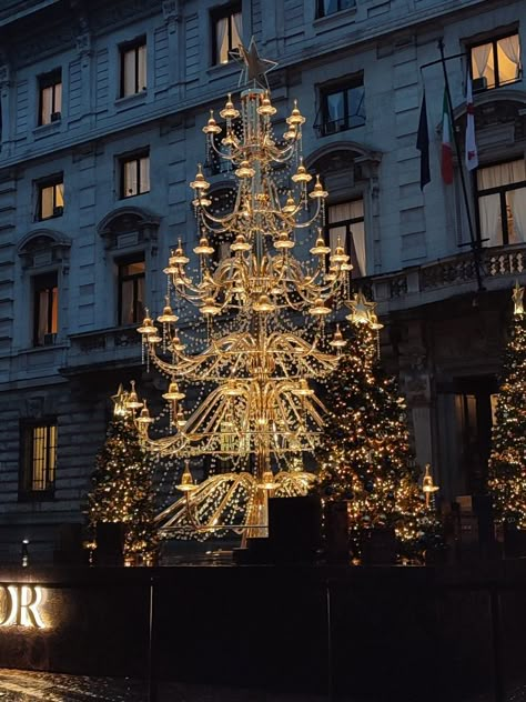 Dior Christmas Tree, Chrome Christmas, Dior Christmas, Christmas Tree Inspo, Christmas Tree White, Tree Restaurant, Traditional Christmas Tree, Aesthetic Christmas, 2024 Christmas