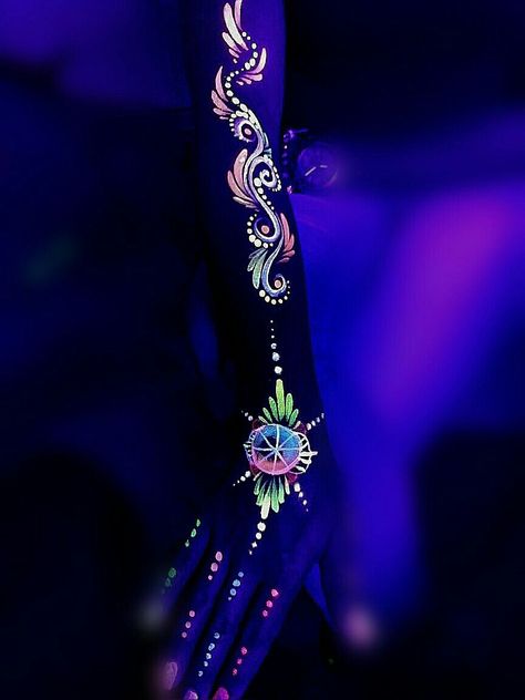 Glow In The Dark Body Painting, Black Light Makeup, Neon Face Paint, Glow Tattoo, Black Light Tattoo, Uv Makeup, Bohemian Tattoo, Uv Tattoo, Glow Paint