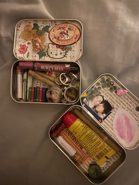 super cute matching but not matching couples altoid wallet contents!! the one on the left was designed by me and the one on the right was designed by my boyfriend! Mint Tin Crafts, Kule Ting, Altoids Tins, Mint Tins, Bridesmaid Accessories, Fun Diy Crafts, Cute Crafts, Crafts To Do, Hippie Style