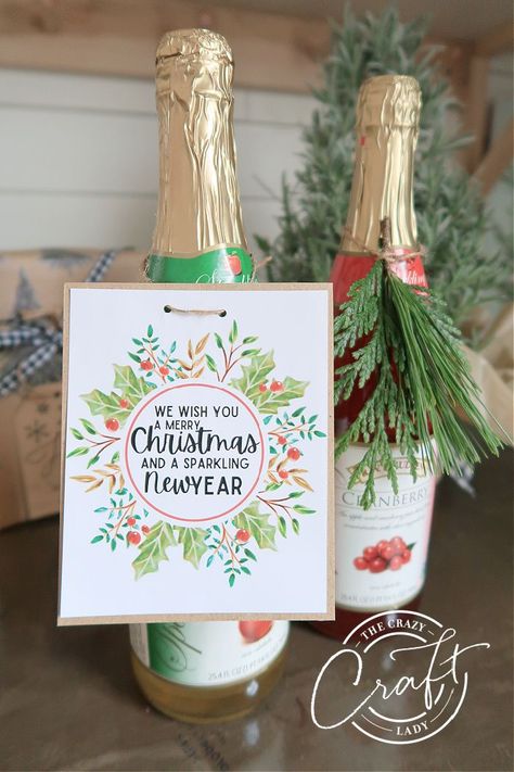 Merry Christmas and Sparkling New Year - free printable sparkling cider tags Sparkling Cider Gift Ideas Holidays, Sparkling Cider Gift Tag, Teacher Wine Gift Tag Free Printable, Sparkling Cider Christmas Gift Tag, Merry And Sprite Tag Free Printable, Christmas Wine Bottle Labels, Thoughtful Christmas Presents, Holiday Wine Label, Rustic Christmas Gifts