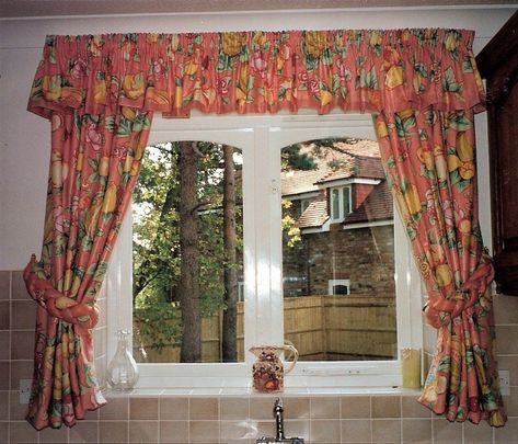 Frill Curtains, Kitchen 90s, Blind Design, 90s Kitchen, Blinds Design, London Interior, Vintage Curtains, Cool Curtains, Kitchen Curtain