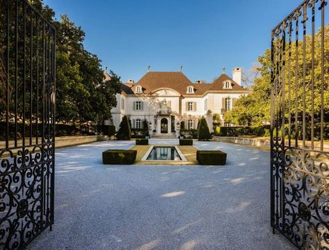 10000 Hollow Way Road: $100,000,000 / 10 bedrooms / 9 full baths Photo: Stephen Reed/Allie Beth Allman Million Dollar House, Foyer Entrance, Some Beautiful Pictures, Million Dollar Homes, Expensive Houses, Residential Real Estate, Grand Staircase, Big Houses, Commercial Real Estate