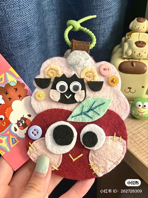 Cute Felt Crafts Diy, Cute Felt Crafts, Arts And Crafts Paper, Felt Stitching, Felt Patches, Felt Plushie, Felt Plush, Felt Keychain, Felt Patch