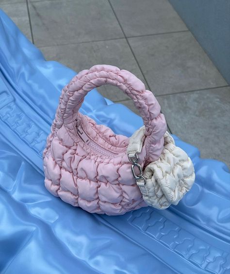 Cos Quilted Mini Bag, Cos Bag Aesthetic, Samo Ondoh Bag Aesthetic, Cos Quilted Bag Outfit, Cos Bag Outfit, Q2han Outfit, Mini Bags Aesthetic, Cos Quilted Bag, Mini Pink Bag