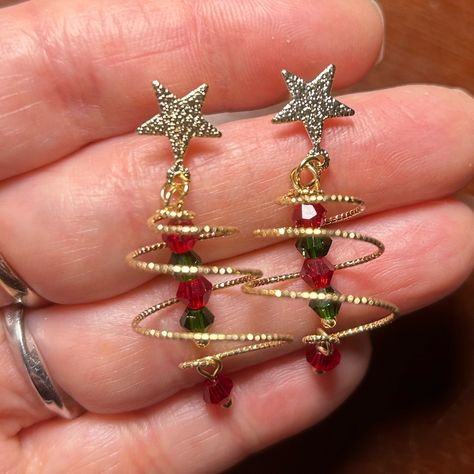 3/$25 Gold Tone Spiral Christmas Tree With Red And Green Bead Decor #13/1309 Christmas Tree Beaded Earrings, Wire Wrapped Christmas Jewelry, Christmas Earrings Beaded, Christmas Tree Earrings Diy, Holiday Earrings Diy, Holiday Beaded Jewelry, Christmas Jewelry Ideas, Christmas Earrings Handmade, Spiral Christmas Tree