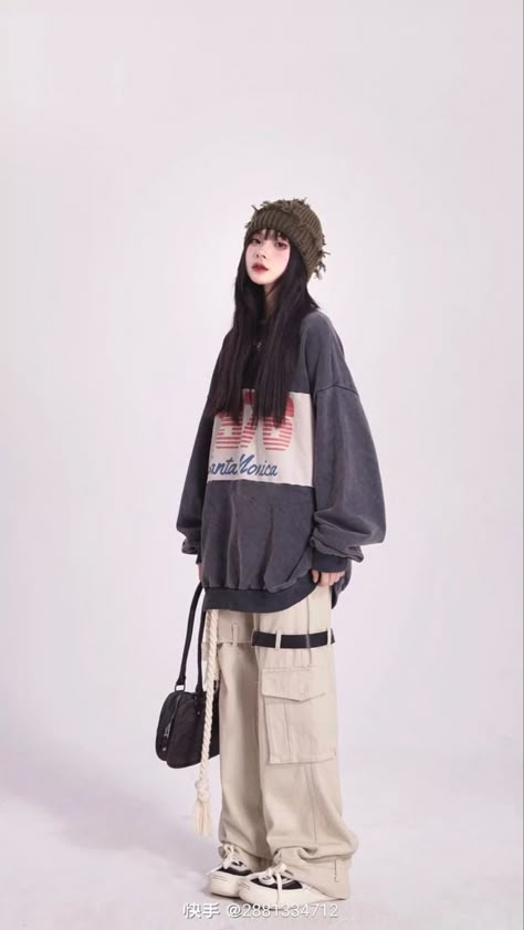 Sandal Tali, 2000s Japanese Fashion, 일본 패션, Aesthetic Outfit Ideas, Tomboy Style Outfits, Tokyo Fashion, Japanese Street Fashion, Tomboy Fashion, Kpop Fashion Outfits