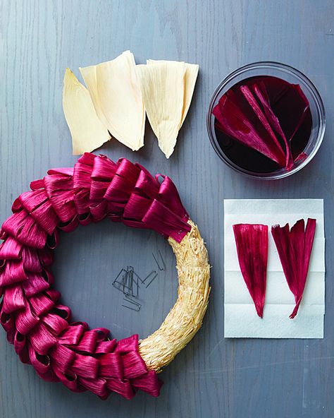 Love this idea! And I have tons of corn husks leftover from tamales...win, win! Cornhusk Wreath, Corn Husk Wreath, Corn Husk Crafts, Dekoratívne Vence, Straw Wreath, Mexican Christmas, Corn Husk, Wreath Crafts, Fall Wreaths