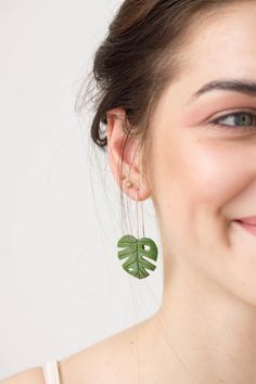 Monstera Earrings, Monstera Leaf Earrings, Polymer Clay Jewelry Tutorials, Polymer Earrings, Polymer Clay Jewelry Diy, Green Clay, Clay Jewelry Diy, Tropical Leaf, Polymer Clay Art