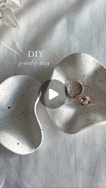 Home DIY • Textured art on Instagram: "Little clay DIY 🤍 • • • #diy #diydecor #diycrafts #diyhomedecor #crafts #home #minimalist #homedecor #homedecoration #doityourself #japandi #clay #jewlery #tray" Diy Clay Tray, Diy Textured Art, Clay Tray, Japandi Art, Home Minimalist, Home Minimal, Air Dry Clay Projects, Ceramic Tray, Crafts Home