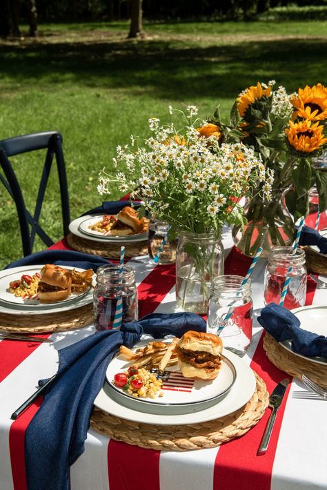 Food Fourth Of July, Picnic Themes, Fourth Of July Picnic, Red White And Blue Decor, White And Blue Decor, Picnic Potluck, Party Theme Ideas, Fourth Of July Party, Fall Picnic