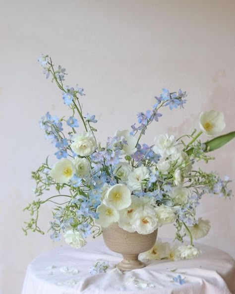 White And Blue Wedding Flowers Centerpieces, Blue Flower Arrangements Table, Blue Wedding Centerpieces Diy, Blue And White Wedding Table Decor, Blue And White Wedding Florals, Blue Wedding Flower Arrangements, Josie Wedding, Blue Reception, Blue Flower Arrangements