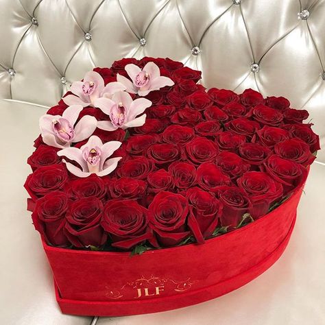 A  for love ! Roses Bouquet Gift, Săpunuri Handmade, Luxury Flower Bouquets, Bouquet Box, Flower Box Gift, Creative Flower Arrangements, Flower Gift Ideas, Box Roses, Trends For 2024