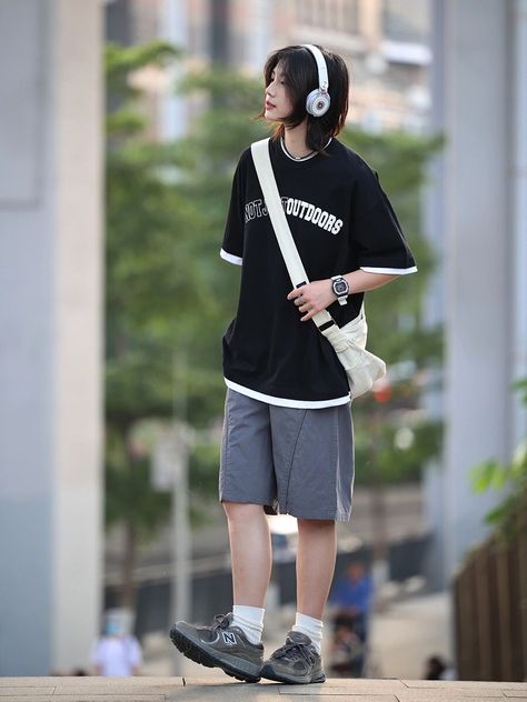 Tomboy Poses, Casual Tomboy Outfits, Style Tomboy, Tomboyish Outfits, Womens Oversized Sweatshirts, Boyish Outfits, Boyish Style, Fashion Models Men, Outfit Korean