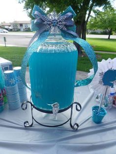 Blue drinks at a Frozen birthday party! See more party planning ideas at CatchMyParty.com! Frozen Party Drinks, Happy Feet Birthday Party, Birthday Party Frozen, Frozen 3rd Birthday, Disney Birthday Party Ideas, Elsa Party, 4de Verjaardag, Elsa Birthday Party, Frozen Bday Party