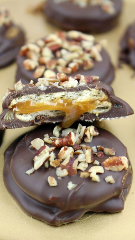 These Chocolate Bourbon Caramel Pecan Ritz Cookies are basically boozy turtle cookies. Turtle Desserts, Food Photography Chocolate, Ritz Sandwiches, Bourbon Dessert, Ritz Cookies, Photography Chocolate, Bourbon Caramel, Alcoholic Treats, Bourbon Caramels