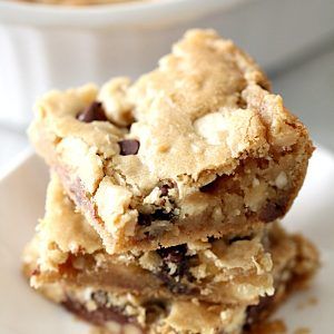 Loaded Blonde Brownies {Blondies} Recipe - Six Sisters' Stuff Brownie Recipe With Oil, Recipes With Butterscotch Chips, Oreo Blondies, Blonde Brownie Recipe, Best Blondies Recipe, Lunch Lady Brownies, Blonde Brownies, Six Sisters Stuff, Brownie Desserts