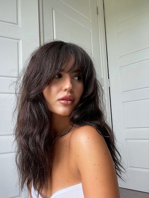 Wavy Dark Hair, Hair Inspo Brunette, Brunette Fringe, Street Style Instagram, Outfit Inspo Women, Bangs Wavy, Fringe Bangs, Style Instagram, Ideas Photography