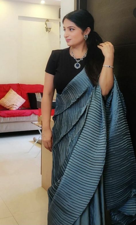 Saree With Tshirt, Saree Wedding Guest, Farewell Saree, Farewell Sarees, Pleated Saree, Grey Saree, Saree Wedding, Makeup Ideas, Wedding Guest