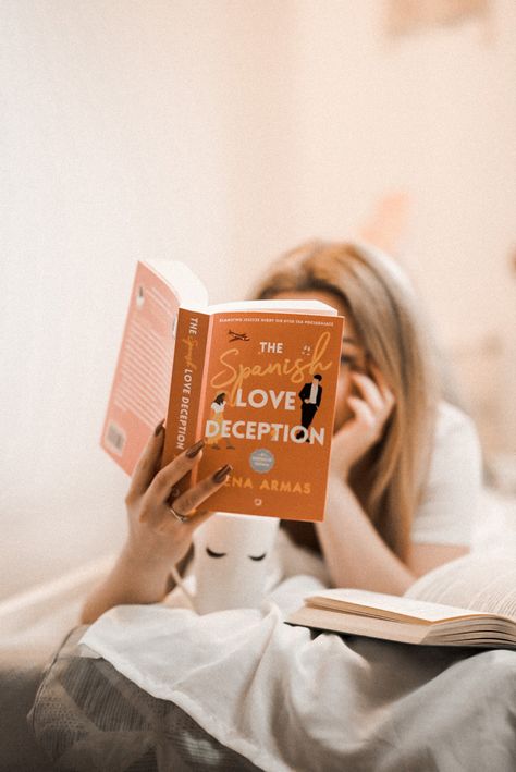 The Spanish love deception Cute Reading Pictures, Bookstagram Inspiration Photos, Book Asthetics Photos For Instagram, Bookstagram Picture Ideas, Pose With Book, Bookstagram Inspiration Aesthetic, Book Reader Aesthetic, Book Selfie, Book Photoshoot