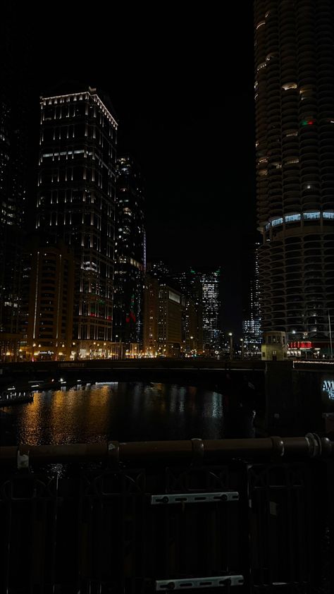 Chicago bridge nights Chicago At Night Wallpaper, City Wallpaper Chicago, City Pictures Night, Chicago Night Aesthetic, Downtown Chicago Aesthetic, Downtown Chicago At Night, Night City Life, Night City Wallpaper, Night City Aesthetic