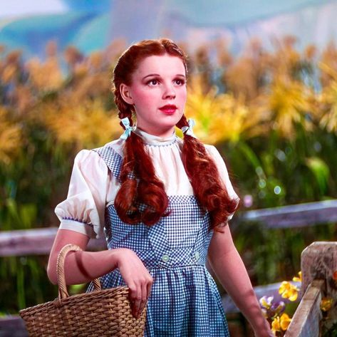 Judy Garland Wizard of Oz Judy Garland Wizard Of Oz, Wizard Of Oz Aesthetic, Wizard Of Oz Witch, The Witches Of Oz, Dorothy Wizard Of Oz, Holloween Makeup, Wizard Of Oz 1939, Dorothy Gale, Wicked Witch Of The West