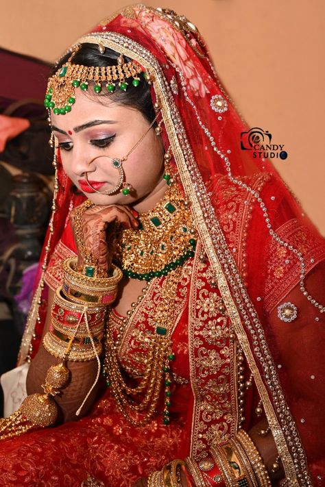 Clojap Photo, Couple Wedding Dress Indian Hindu, Designer Winter Outfits, New Dulhan Pose, Wedding Dulhan Pose, Engagement Couple Dress, Wedding Dulhan, टी शर्ट, Single Poses