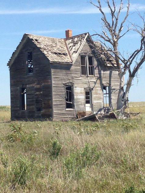 Abandoned Farmhouse,   Kansas, 2014.... Southwest of Salina Creepy Old Houses, Abandoned Farmhouse, Old Abandoned Buildings, Old Country Churches, Old Abandoned Houses, Spooky Places, Big Yard, Abandoned Castles, Country Church