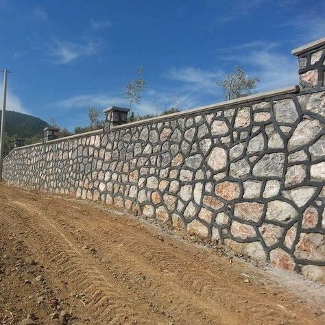 Stone Compound Wall, Rockwall Design, Diy Stone Wall, Stone Walls Garden, Fence Wall Design, Compound Wall Design, Spanish Home Decor, Stone Wall Design, House Fence Design