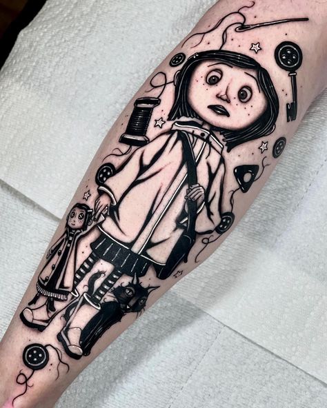 Coraline Flash Tattoo, Coraline Flash, Coraline Tattoo Ideas, Flash Tattoo Ideas, Coraline Tattoo, Tim Burton Tattoo, Small Matching Tattoos, Traditional Tattoo Inspiration, Mommy Tattoos