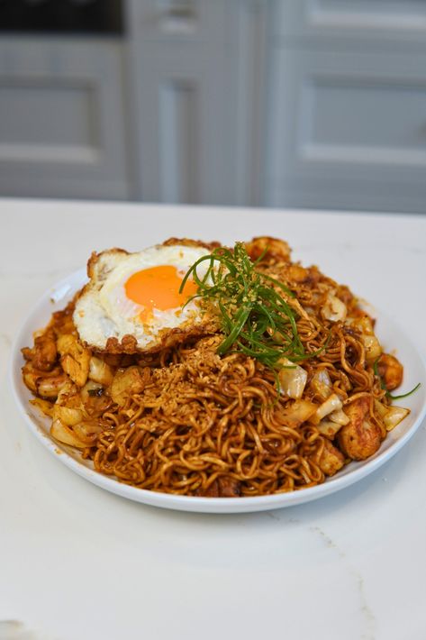 Mie Goreng (Indonesian Stir Fry Noodles) - Kwokspots Mie Goreng Recipe, Puding Mangga, Fry Noodles, Types Of Noodles, Stir Fry Noodles, Fried Noodles, Quick Easy Desserts, Pantry Kitchen, Asian Flavors