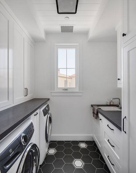 Black and white laundry room Modern farmhouse Black and white laundry room Laundry room cabinetry paint color is Dunn Edwards White Countertop is Metropolis Dark Quartz #Blackandwhitelaundryroom #Modernfarmhouse #Blackandwhite #laundryroom White Laundry Room With Black Accents, White And Black Laundry Room Ideas, Laundry Room White Cabinets Black Countertop, Modern Chic Laundry Room, Laundry Room Dark Countertop, Black And White Farmhouse Laundry Room, Black And White Utility Room, Black Countertop Laundry Room, Laundry Room With Black Countertop