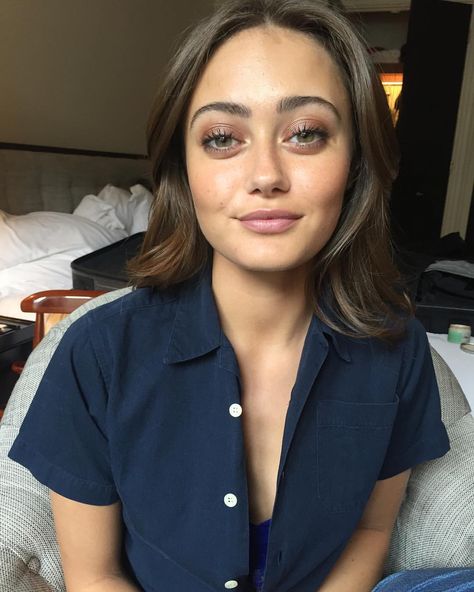 Sky Ferreira Makeup, Valeria Lipovetsky Makeup, Brown Hair Hazel Eyes Girl, Ella Purnell Hair Bangs, Ella Purnell Sweetbitter, Protruding Eyes, Blonde Makeup, Pageant Makeup, How To Wear Makeup