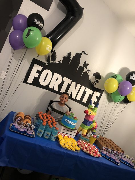 Fortnite Birthday Backdrop, Fortnight Party Decorations, Fornite Birthday Theme, Fortnite Themed Birthday Party, Fortnite Birthday Party Ideas Diy, Fornite Party Ideas, Fortnite Theme Party, Fortnite Birthday Party Decorations, Boys 18th Birthday Cake